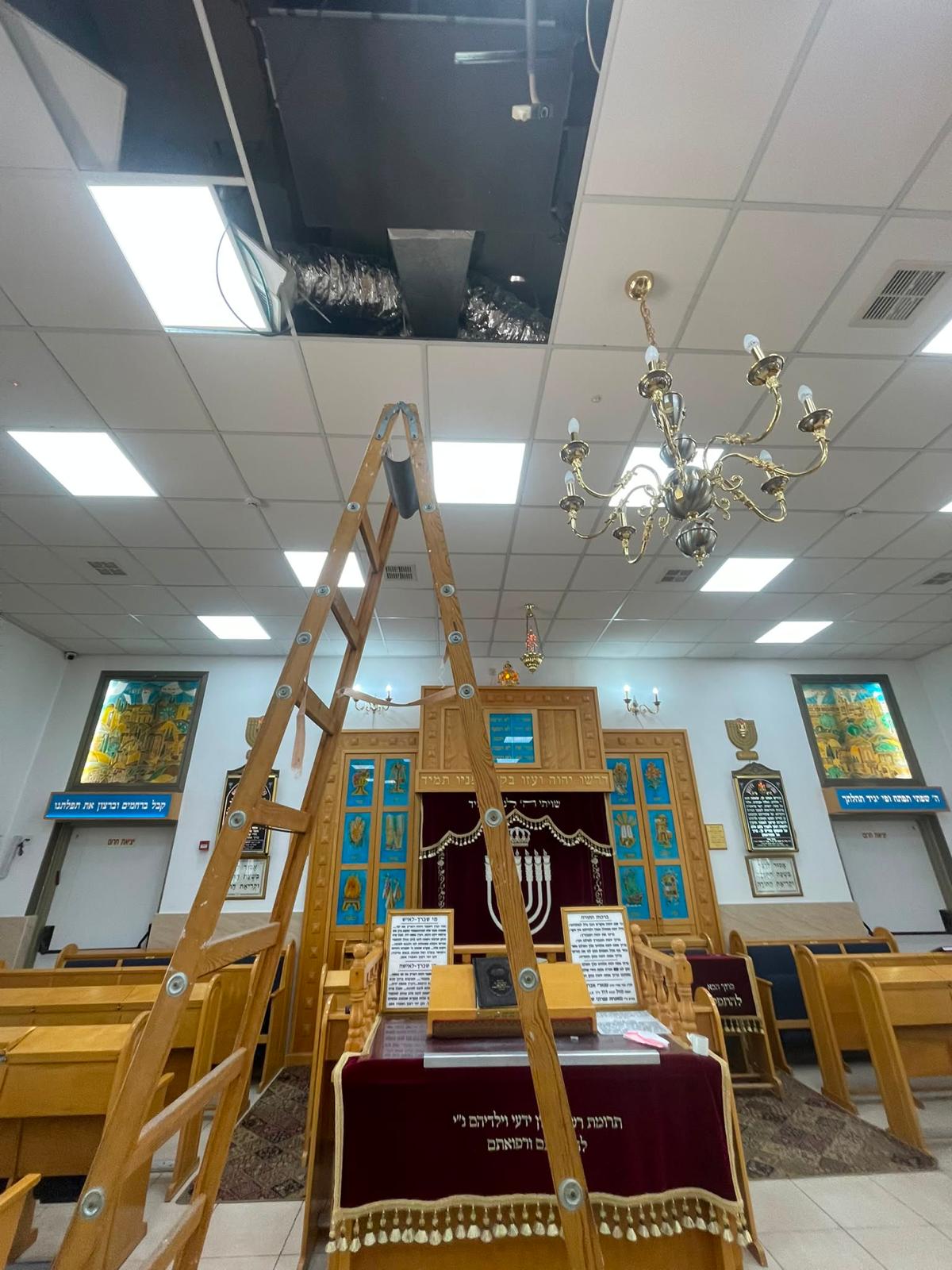 עבודת מיזוג במבנה ציבורי עם תקרה גבוהה