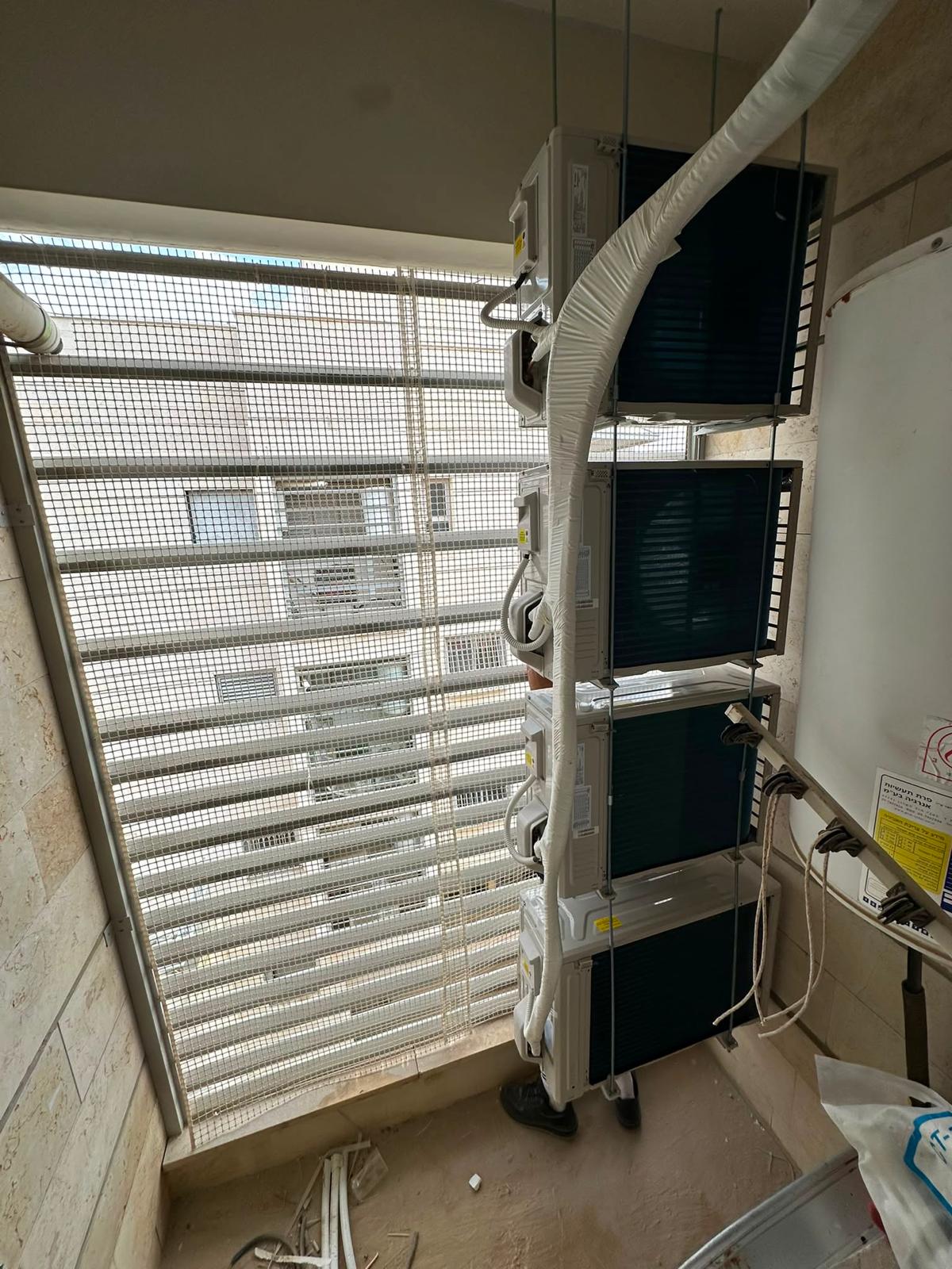יחידת חוץ מאחורי סככת אלומיניום