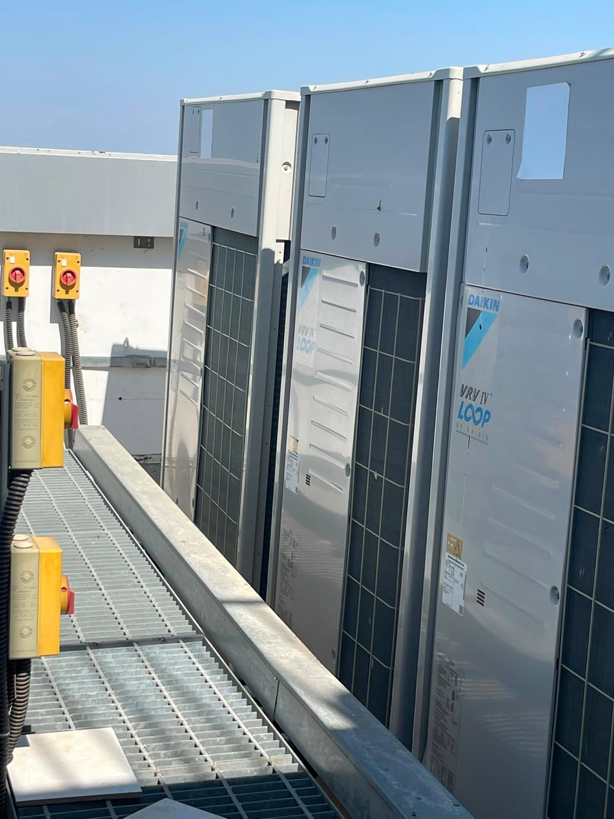 מערכת מיזוג VRF של דייקין על גג מבנה מסחרי שהותקנה על ידי תום מיזוג אוויר